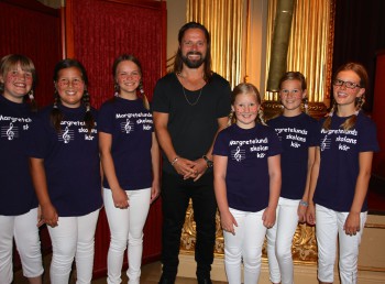 Max Martin och kören från Margretelundsskolan, Åkersberga. Foto: Kerstin Alm/SVIV, fri publicering för media. Max Martin w/ Margretelund School Choir. Photo: Kerstin Alm/SVIV