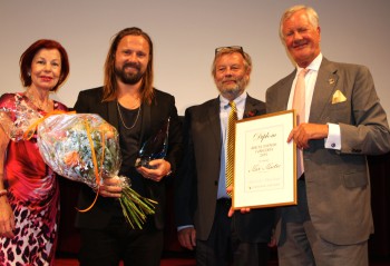 Max Martin får prispokal för Årets Svensk i Världen 2015