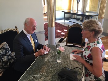 Staffan de Mistura utstrålar en ödmjukhet, omtanke och uppriktighet som få. På bilden intervjuas han på Grand Hôtel av Ellika Nyqvist Livchitz. Foto: Marika Tornberg.