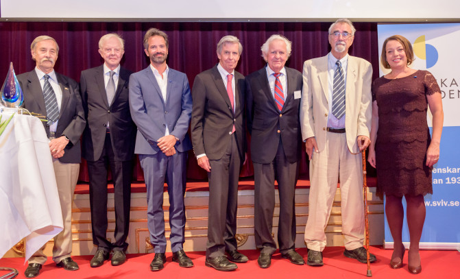 Tidigare Årets Svenskar i Världen deltog i jubileumslunchen 2018, tillsammans med årets pristagare Nina Stemme. På scen fr v: Håkan Lans, Bertil Hult, Peter Jablonski, bröderna af Jochnik, Percy Barnevik och Nina Stemme.