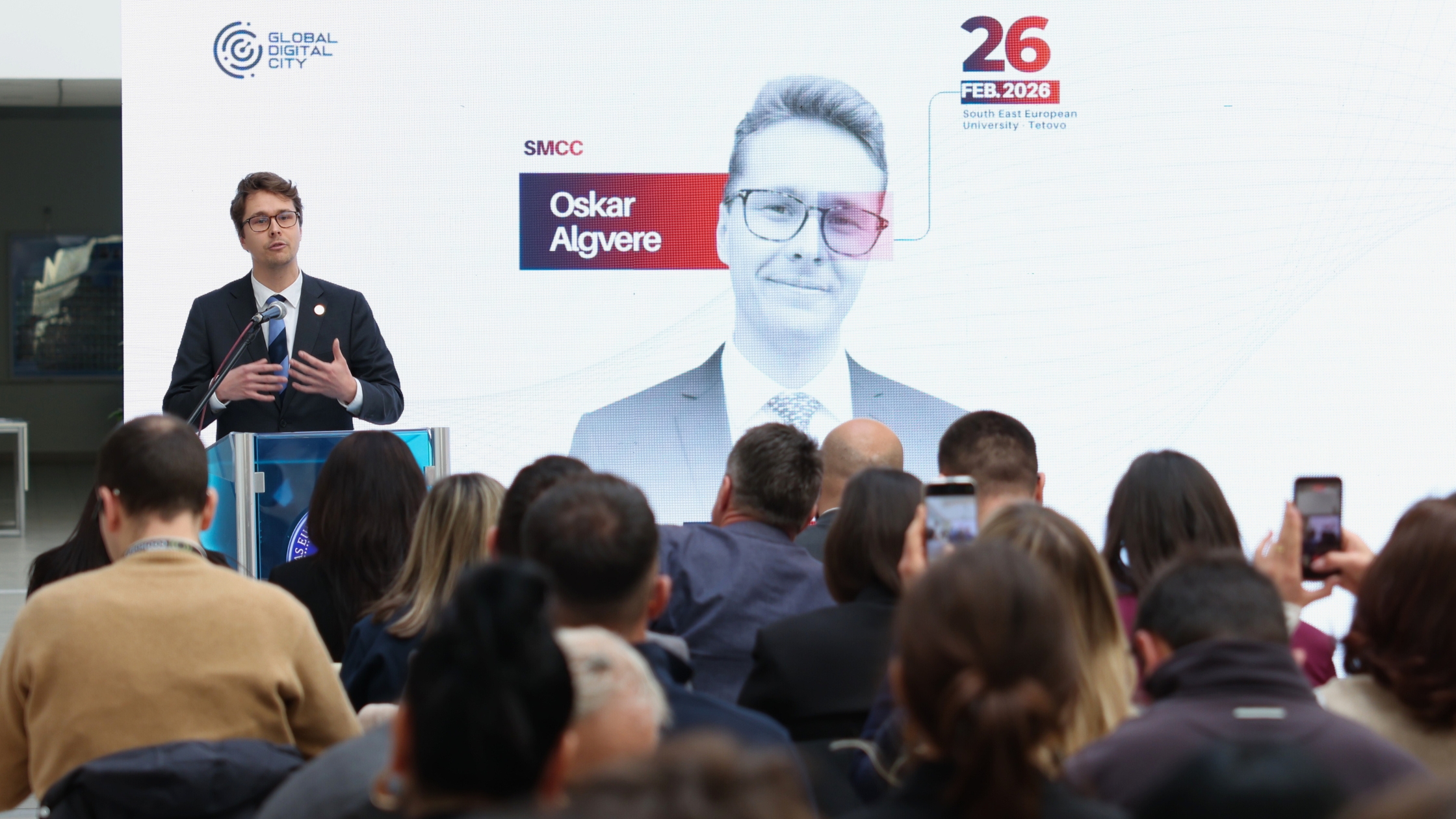 Oskar Algvere, verksamhetschef på Svensk-makedonska handelskammaren, inför publik.